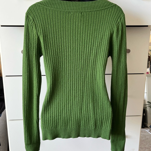 Chic Green Ribbed V-Neck Sweater - Picture 2 of 7